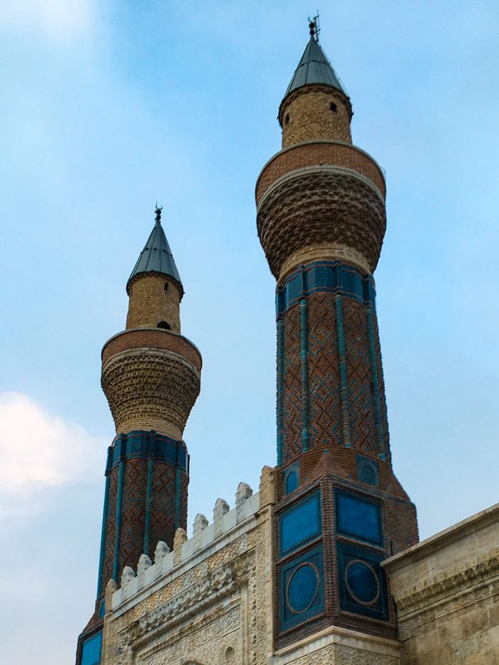 Ziyaeddin Kalesi ve Avnik Kalesi